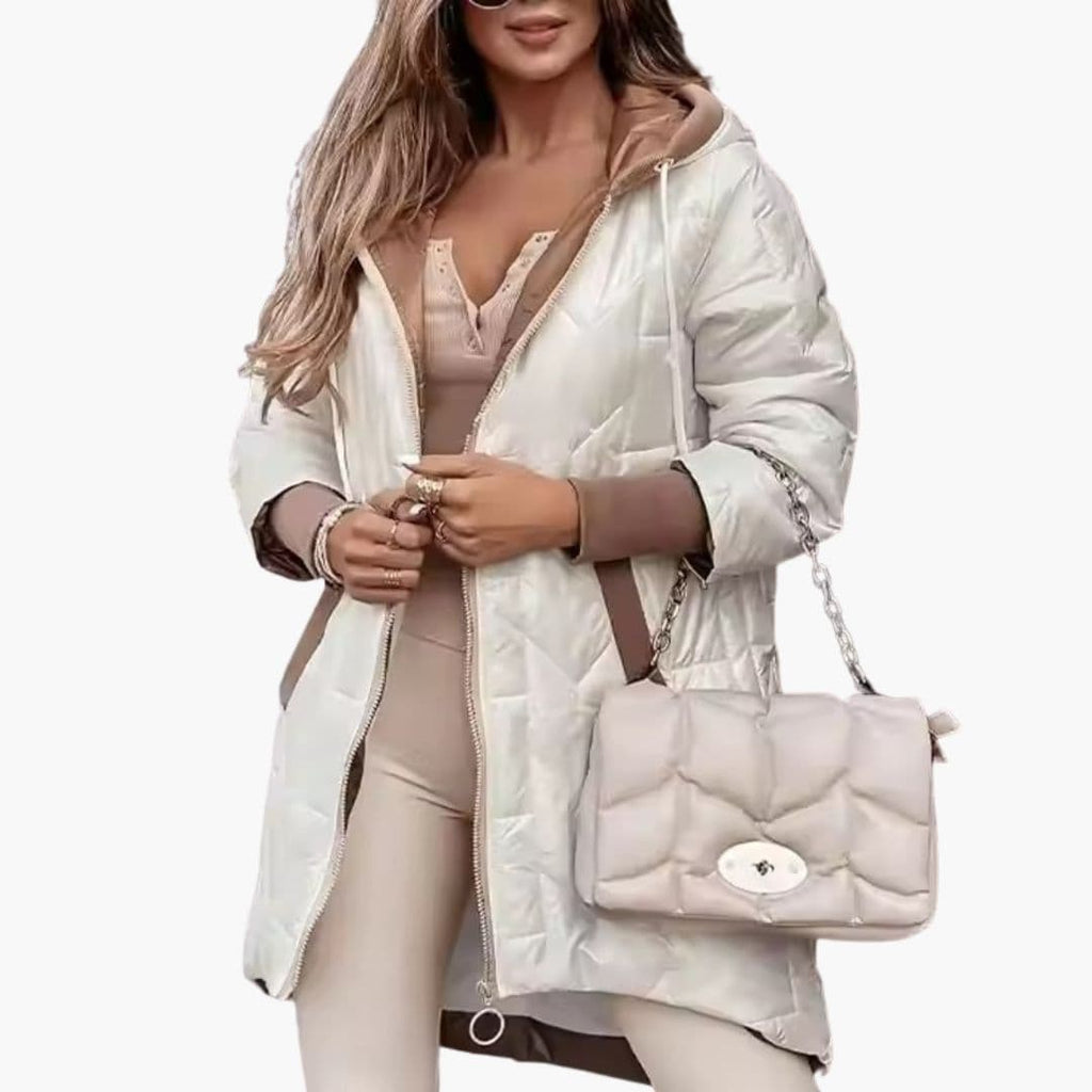 Damski płaszcz z kapturem z pikowana powierzchnia