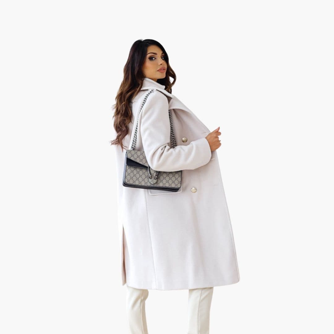 Długi płaszcz damski z kołnierzem z wycięciem